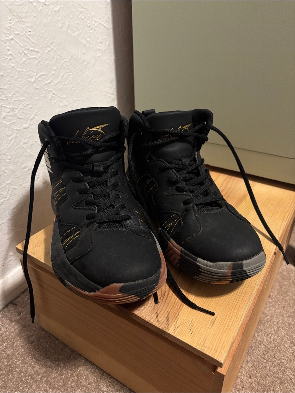 Ashion Boys Black Basketball High-Top Sneakers with Gold Stitching Size 5